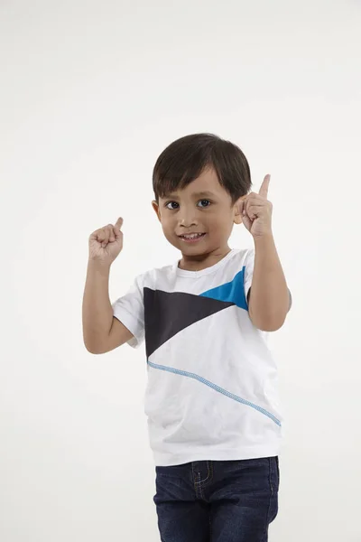 Malayo Niño Levantando Brazo Con Mano Signo — Foto de Stock