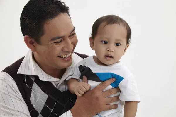 Malaiischer Familienvater Bewaffnet Sich Sein Kind — Stockfoto