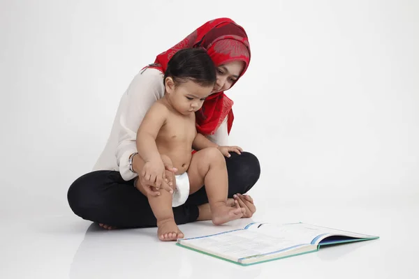 Moeder Leesboek Samen Met Haar Kind — Stockfoto