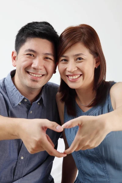 Casal Junto Com Gesto Forma Coração — Fotografia de Stock