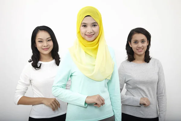 Tiga Wanita Malaysia Multi Rasial Berpose Studio — Stok Foto