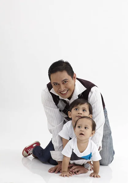 Malayo Jugando Con Sus Hijos —  Fotos de Stock