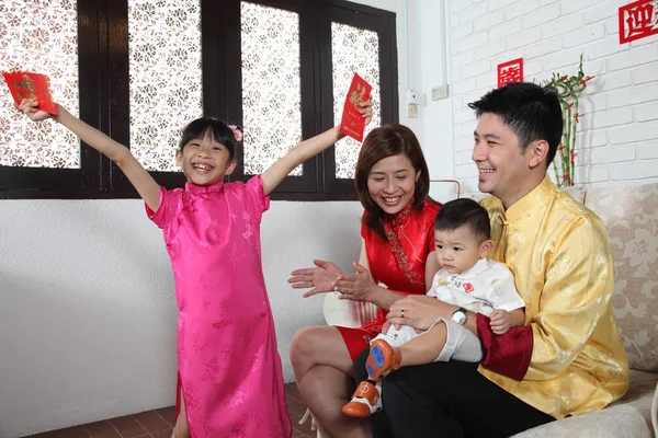 Китайская Семья Наслаждается Китайским Новым Годом — стоковое фото