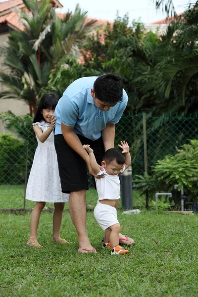 Família Seu Jardim Guiando Bebê Para Andar — Fotografia de Stock