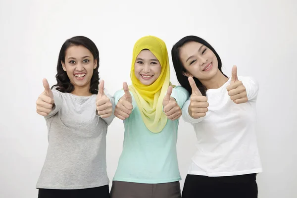 Drie Maleisische Vrouwen Verhogen Duimen Omhoog — Stockfoto