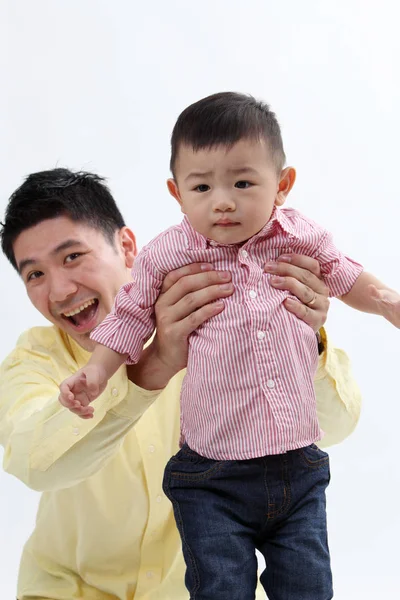 Padre Chino Llevar Hijo — Foto de Stock