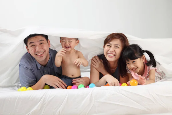 Família Chinesa Brincando Cama — Fotografia de Stock