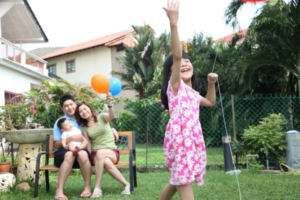 evinin önünde oynarken aile