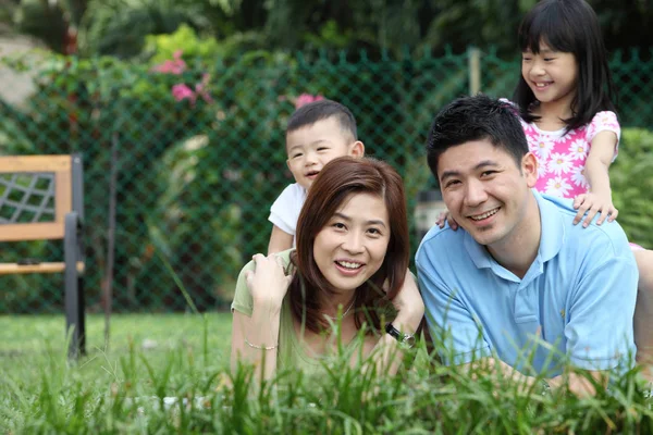 Portrait Famille Jardin Extérieur — Photo