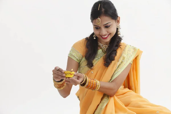 印度妇女在迷人的传统服装持有油灯 — 图库照片
