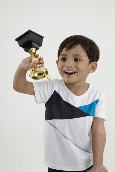 Chico Malayo Sosteniendo Trofeo — Foto de Stock