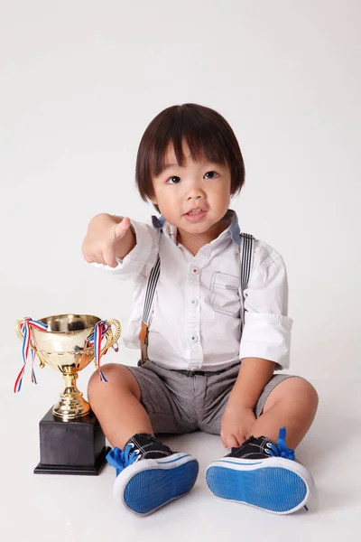 ゴールド トロフィーを持つ中国の少年 — ストック写真