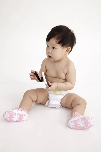 Bébé Curieux Crier Jouer Avec Téléphone Intelligent — Photo