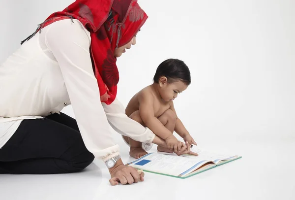 Livro Leitura Mãe Junto Com Seu Filho — Fotografia de Stock