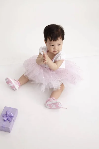 Китайский Ребенок Носить Вечернее Платье Фиолетовой Подарочной Коробки — стоковое фото