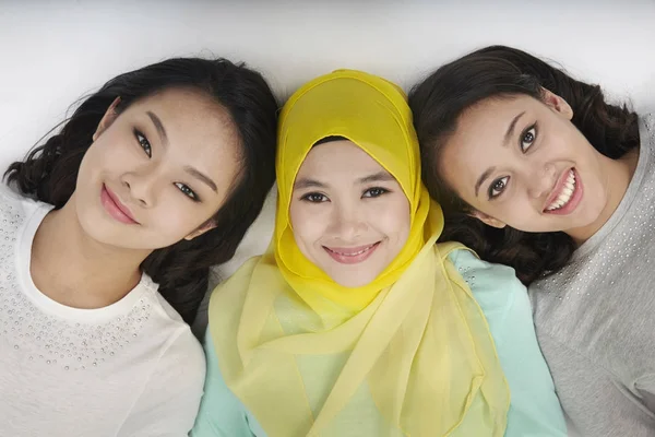  Üç multi ırksal Malezyalı kadın stüdyoda poz 