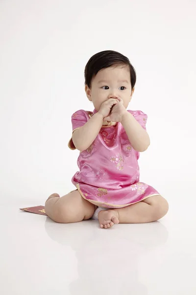 Chińskie Dziecko Suknia Cheongsam Pozowanie Studio — Zdjęcie stockowe