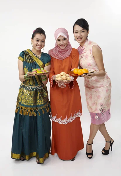 şekerler, bahulu ve portakal ile Malezya kızlar plaka tutarak doldur
