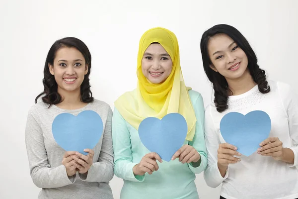 Três Multi Racial Malaysian Segurando Forma Coração Papelão Olhando Para — Fotografia de Stock