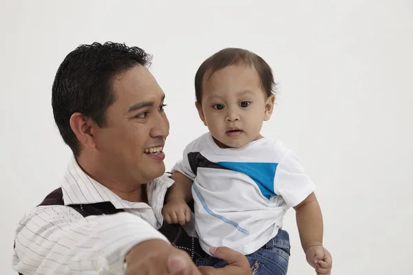 Malayo Familia Hombre Brazos Alrededor Hijo — Foto de Stock