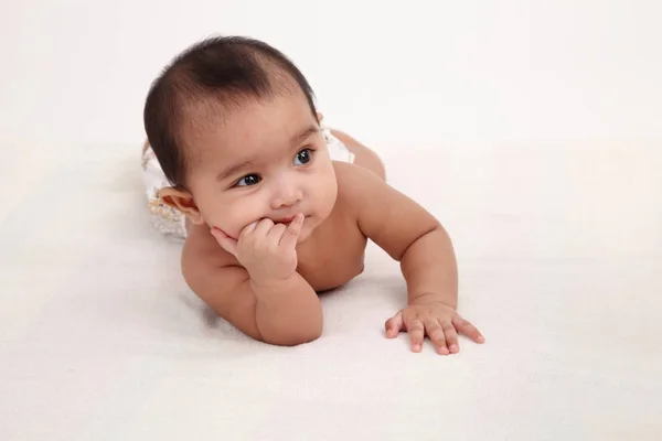 Niña Malaya Acostada Cama Lamiendo Dedos — Foto de Stock