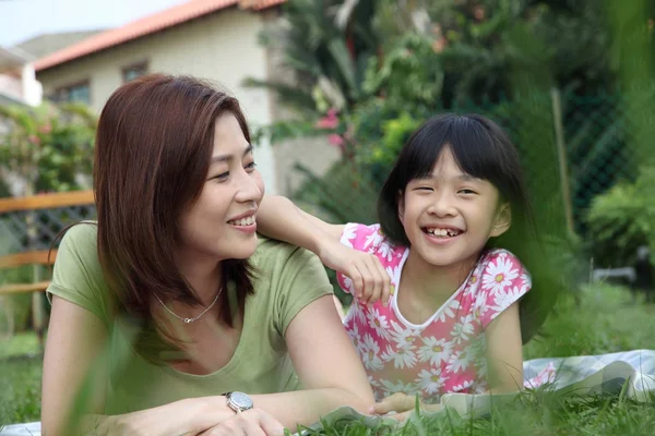 Feliz Madre Hija Riendo — Foto de Stock