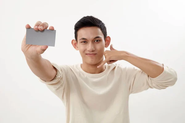 Malayo Adolescente Sosteniendo Una Tarjeta Visita Con Llámame Gesto Mano — Foto de Stock