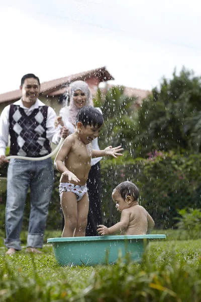 Água Salpicando Pais Para Seus Filhos — Fotografia de Stock