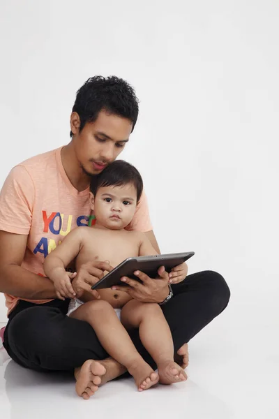 Малайский Отец Сыном Держащим Цифровой Планшет — стоковое фото