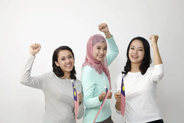 Três Multi Racial Malaysian Segurando Bandeira Wtih Braço Levantado — Fotografia de Stock