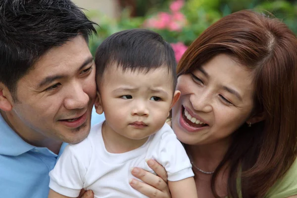 Feliz Padre Tratar Animar Bebé Niño — Foto de Stock