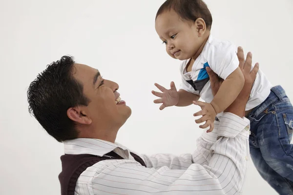 Malay Aile Babası Onun Çocuğuna Oynarken — Stok fotoğraf