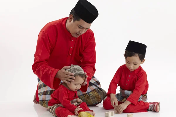 Malajski Człowiek Jego Dziećmi — Zdjęcie stockowe