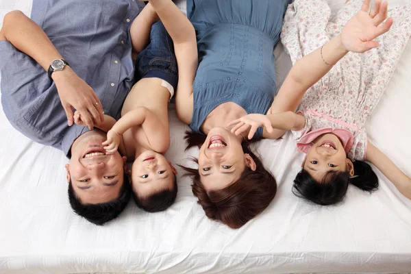 Vista Dall Alto Della Famiglia Sdraiata Sul Letto — Foto Stock