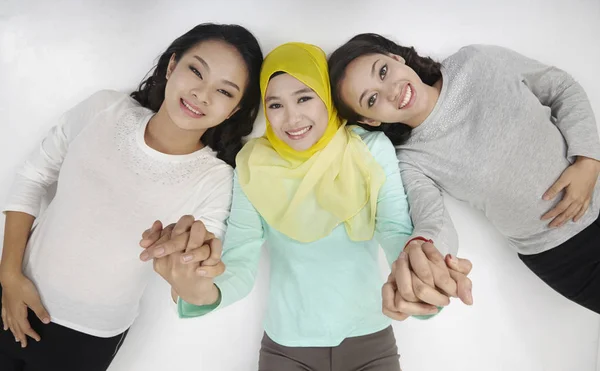 Três Multi Racial Mulheres Malaias Posando Estúdio — Fotografia de Stock