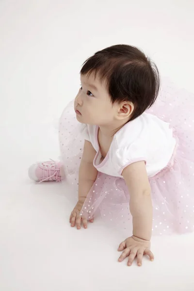 Китайский Ребенок Носить Вечернее Платье — стоковое фото
