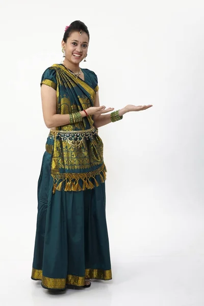 Indianerin Trägt Sari Mit Handgeste — Stockfoto