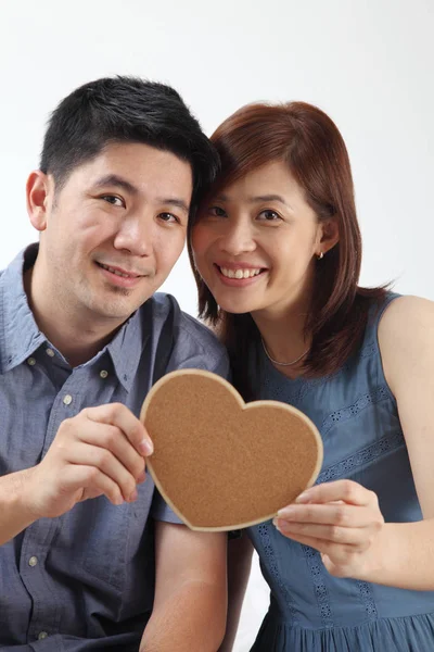 Pareja Pie Juntos Sosteniendo Una Forma Corazón — Foto de Stock