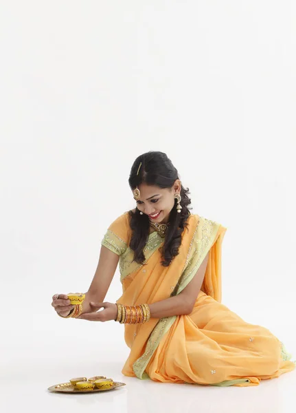 Indiase Vrouw Glamoureuze Traditionele Kleding Bedrijf Olielamp — Stockfoto