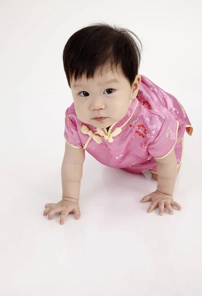 Chińskie Dziecko Sobie Cheomgsam Siedzi Pozowanie Studio — Zdjęcie stockowe