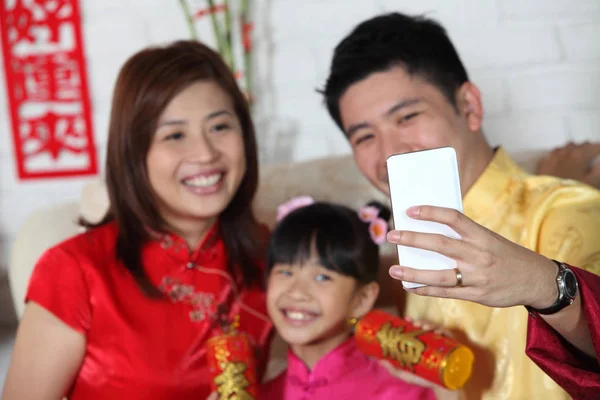 Китайская Семья Сидит Диване Китайской Новогодней Отделкой — стоковое фото