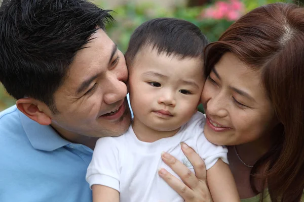 mutlu üst denemek onların bebek adamı neşelendirmeye