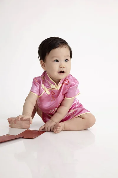 Bambino Cinese Con Abito Cheongsam Posa Studio — Foto Stock