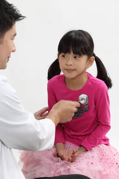 Médico Chino Con Paciente Joven — Foto de Stock