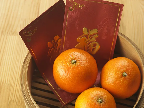 Apelsiner Korg Med Kinesiska Röda Kuvert Ang Pao — Stockfoto