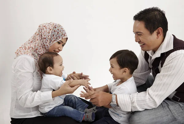 Famille Jouer Ensemble Sur Fond Blanc — Photo