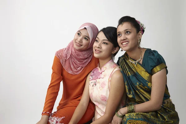Tres Malasias Jóvenes Hermosas Chicas Posando Estudio —  Fotos de Stock