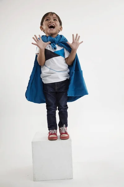 Malayo Chico Usando Azul Capa Fingir Como Super Héroe — Foto de Stock
