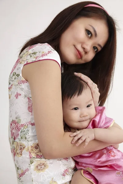 Chiński Matki Przytulanie Jej Córka Dziecko — Zdjęcie stockowe