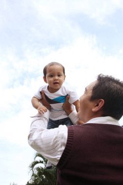 Onun bebek evinin önünde oynarken baba